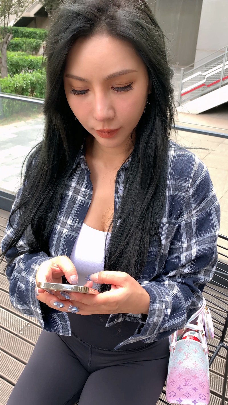 图片[2]-[一始专区] 黑色瑜伽裤美女-街拍图满多