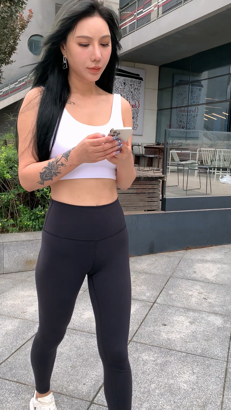 图片[4]-[一始专区] 黑色瑜伽裤美女-街拍图满多
