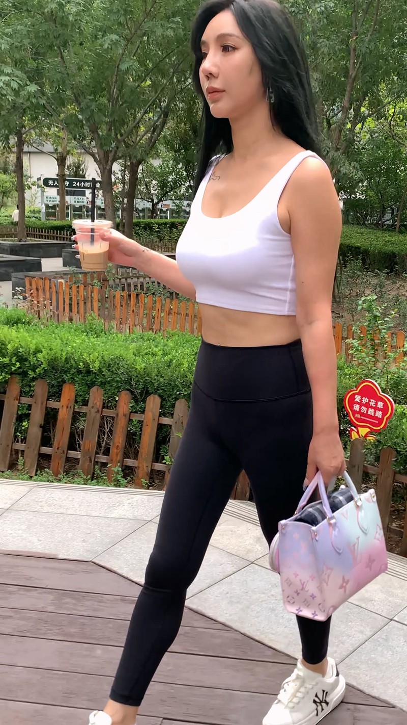 图片[13]-[一始专区] 黑色瑜伽裤美女-街拍图满多