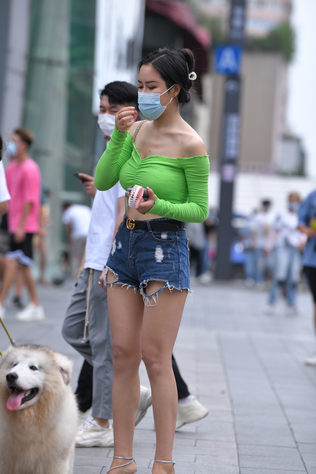 图片[2]-绿衣热裤高跟 露肩装美女-街拍图满多