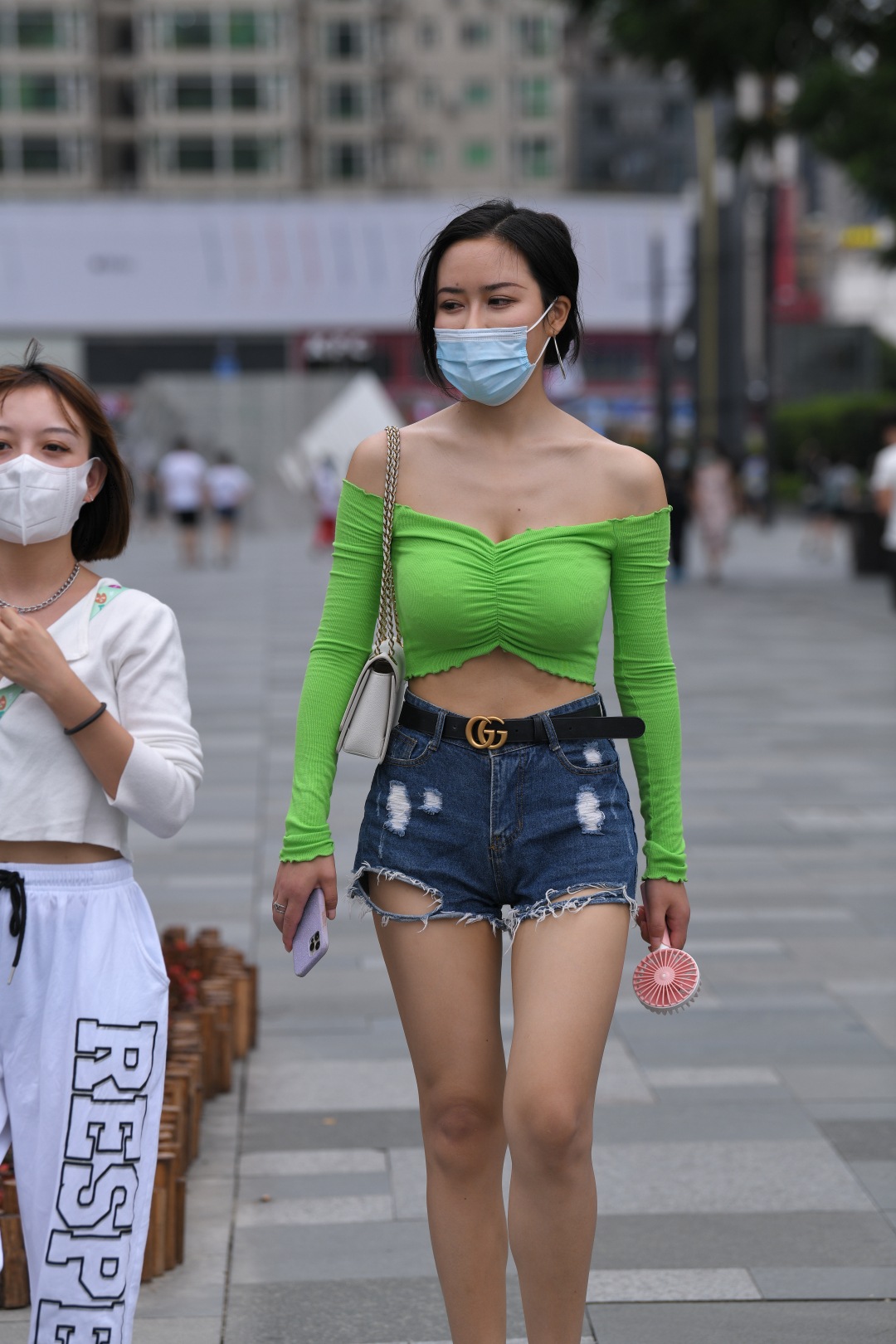 图片[4]-绿衣热裤高跟 露肩装美女-街拍图满多