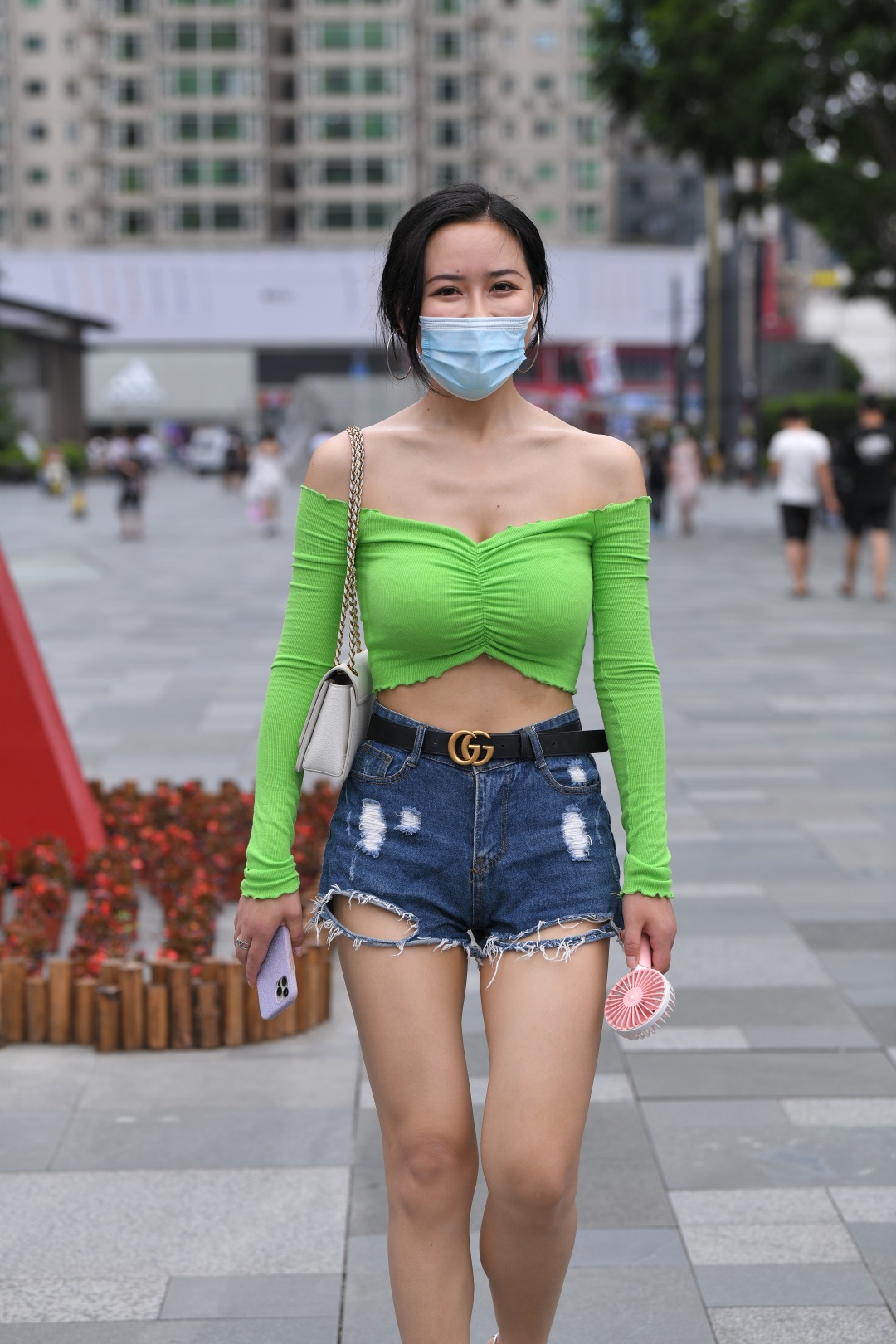 绿衣热裤高跟 露肩装美女-街拍图满多
