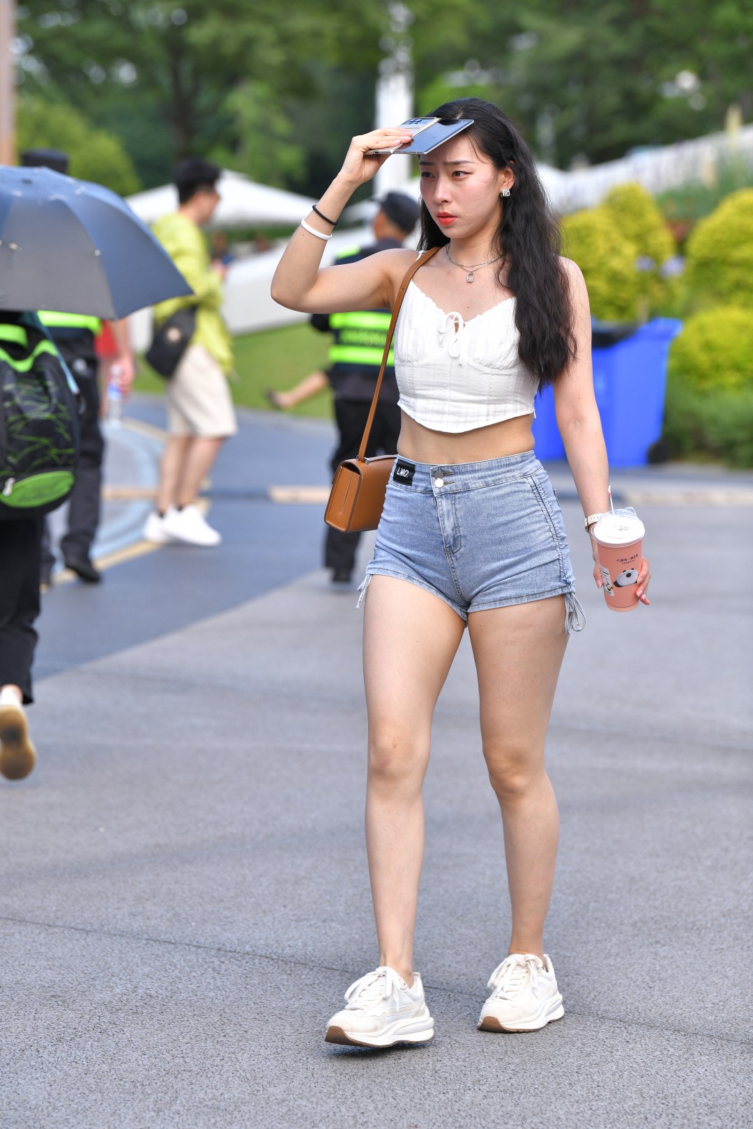 牛仔热裤好身材美腿美眉-街拍图满多
