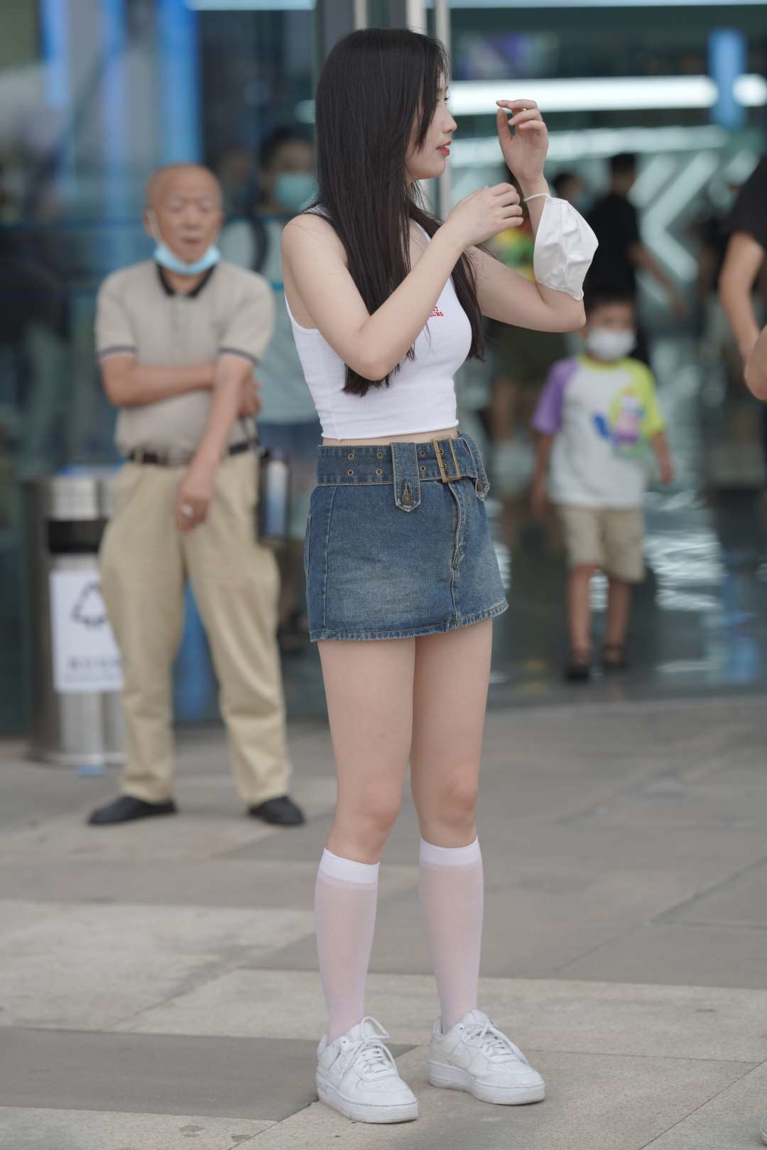 白丝超短牛仔裙美腿美女-街拍图满多