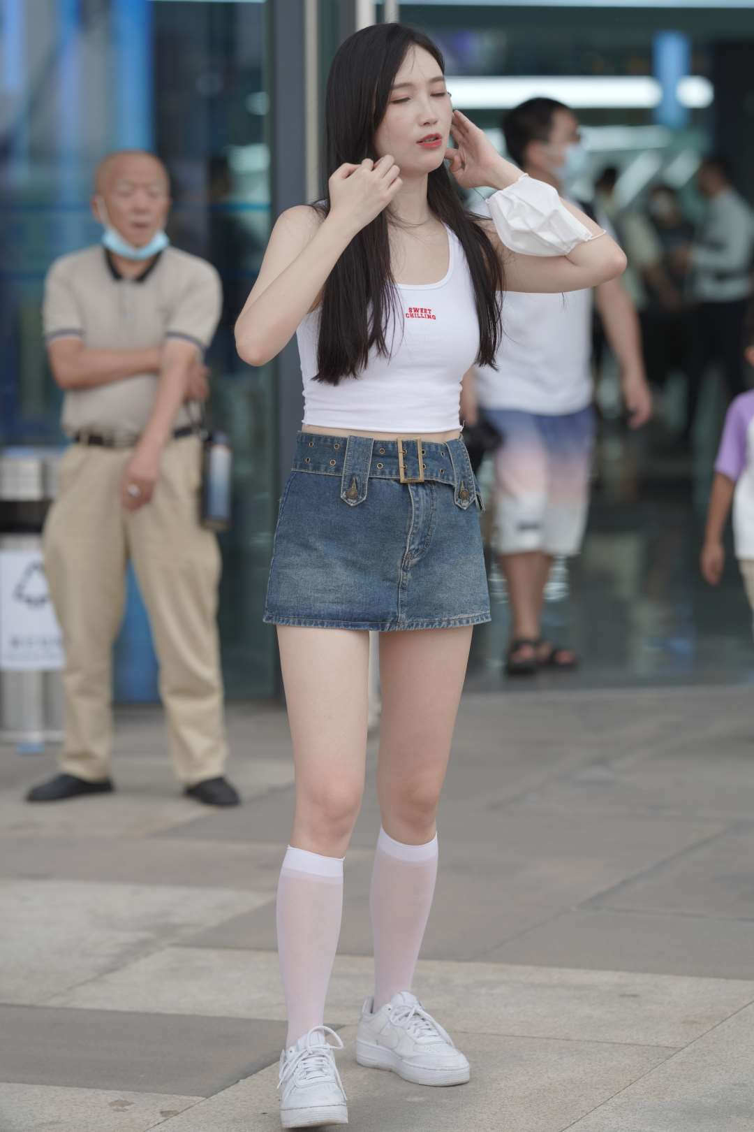 图片[2]-白丝超短牛仔裙美腿美女-街拍图满多
