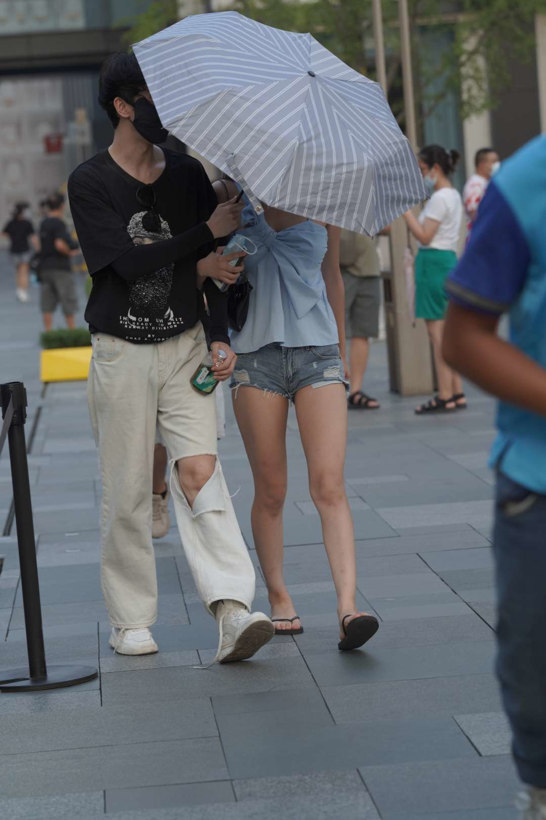 图片[6]-牛仔热裤美腿妹子-街拍图满多