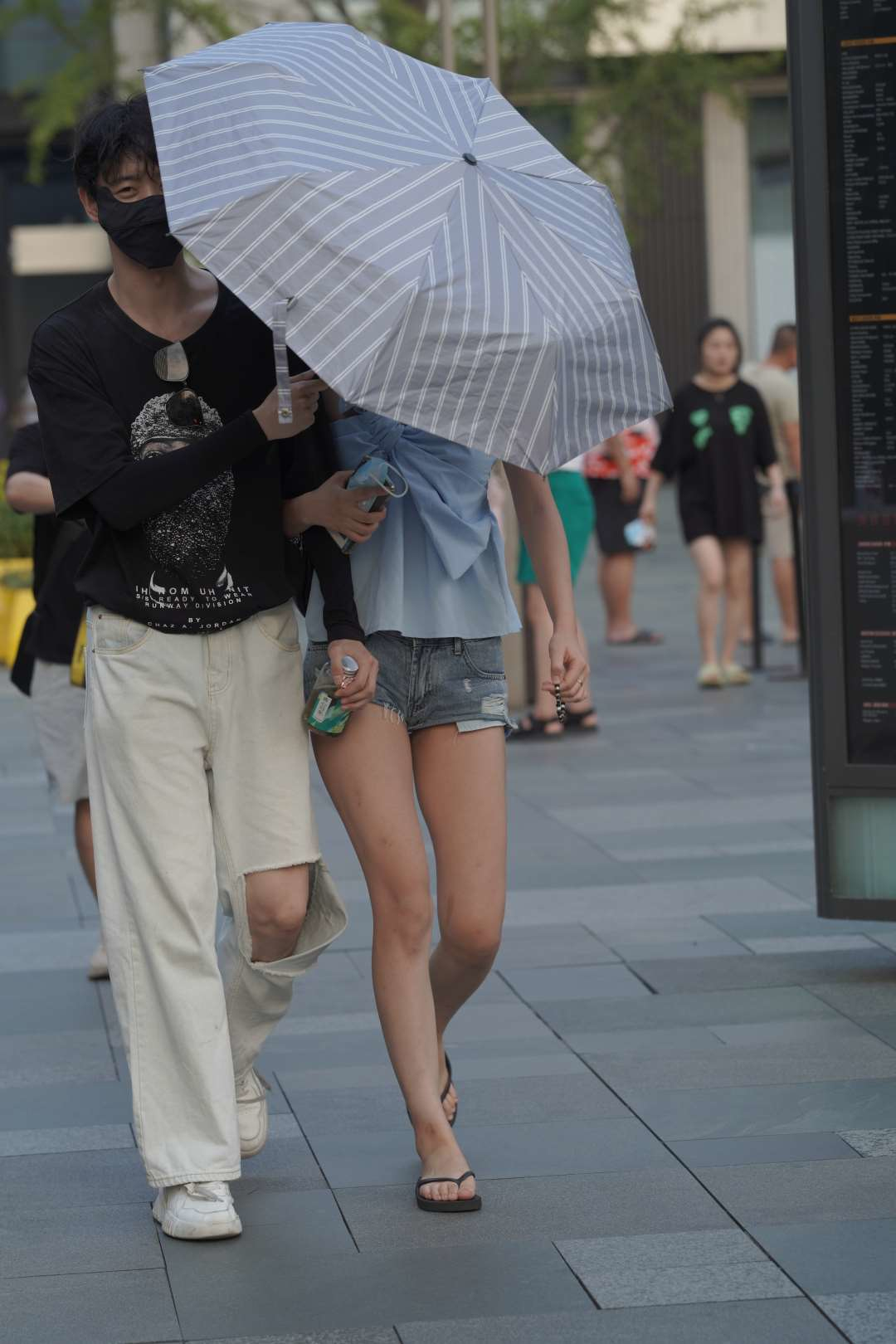 图片[5]-牛仔热裤美腿妹子-街拍图满多