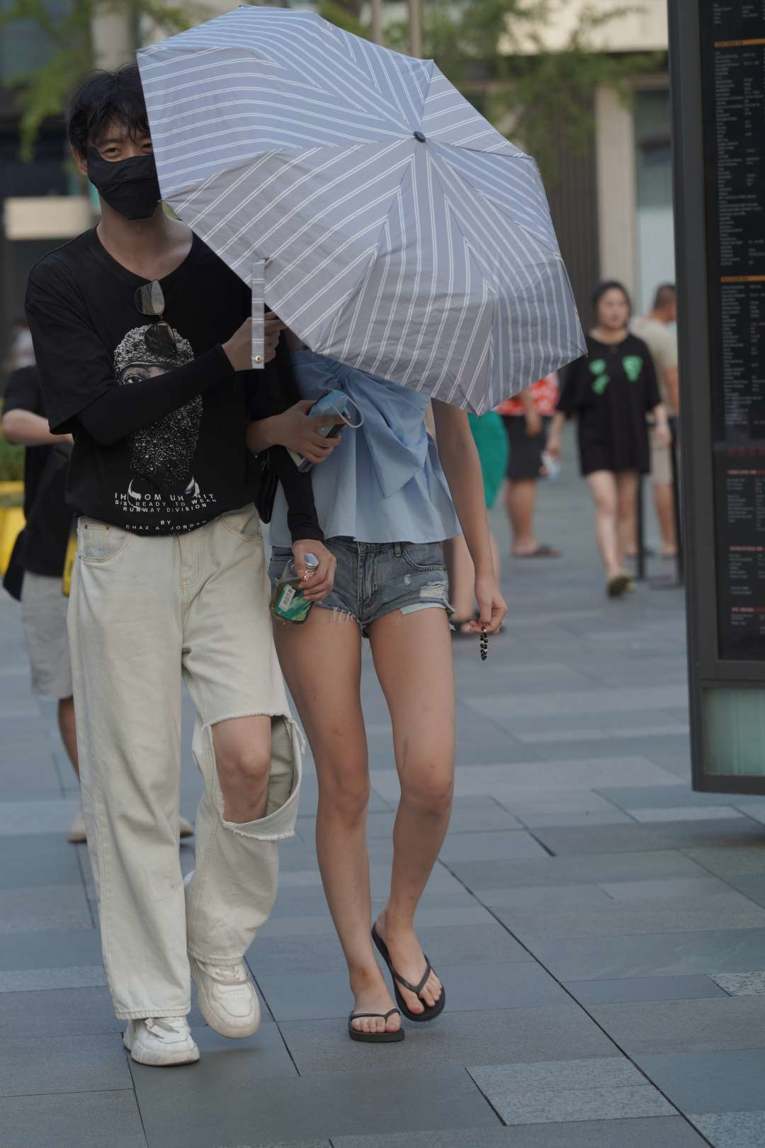 牛仔热裤美腿妹子-街拍图满多