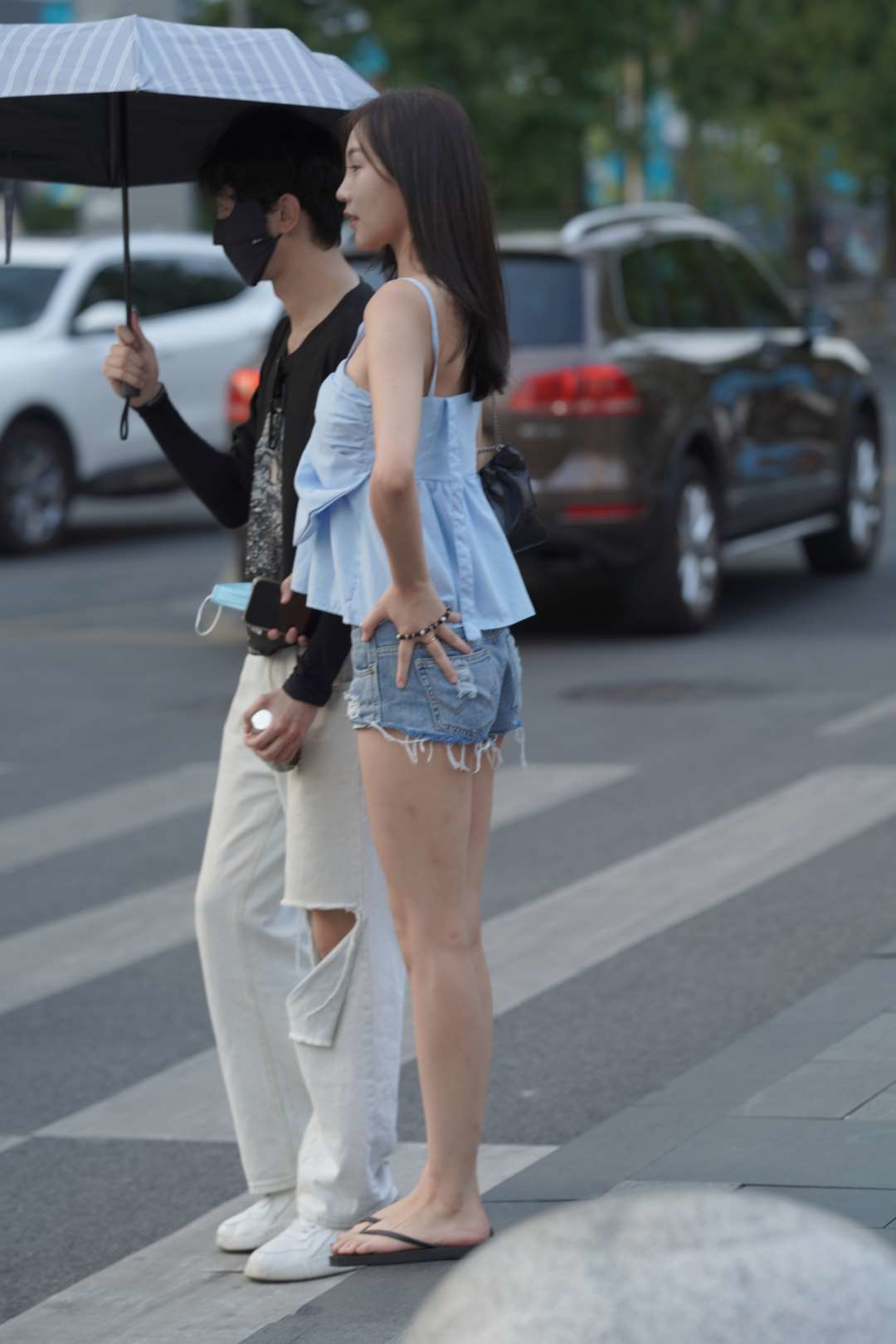 图片[2]-牛仔热裤美腿妹子-街拍图满多