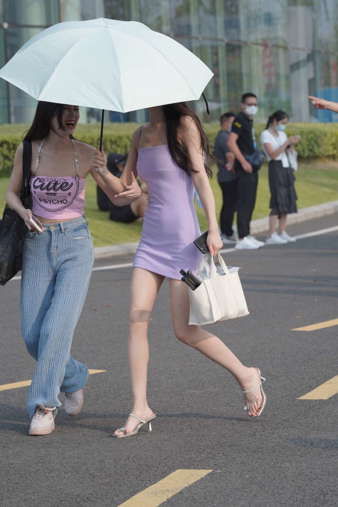 图片[6]-紫色包臀裙大长腿-街拍图满多