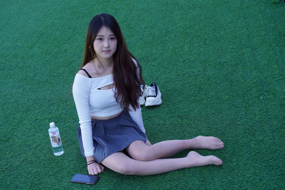 图片[2]-[一始专区] 百褶裙女孩-街拍图满多