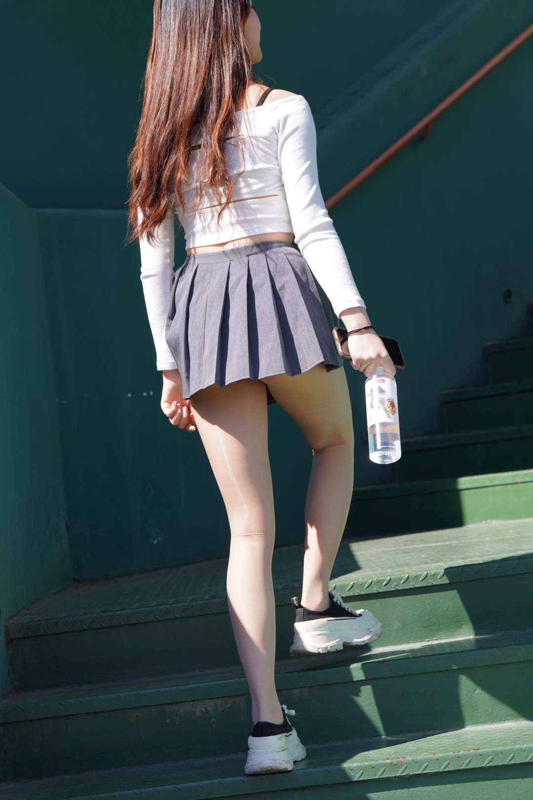 图片[6]-[一始专区] 百褶裙女孩-街拍图满多