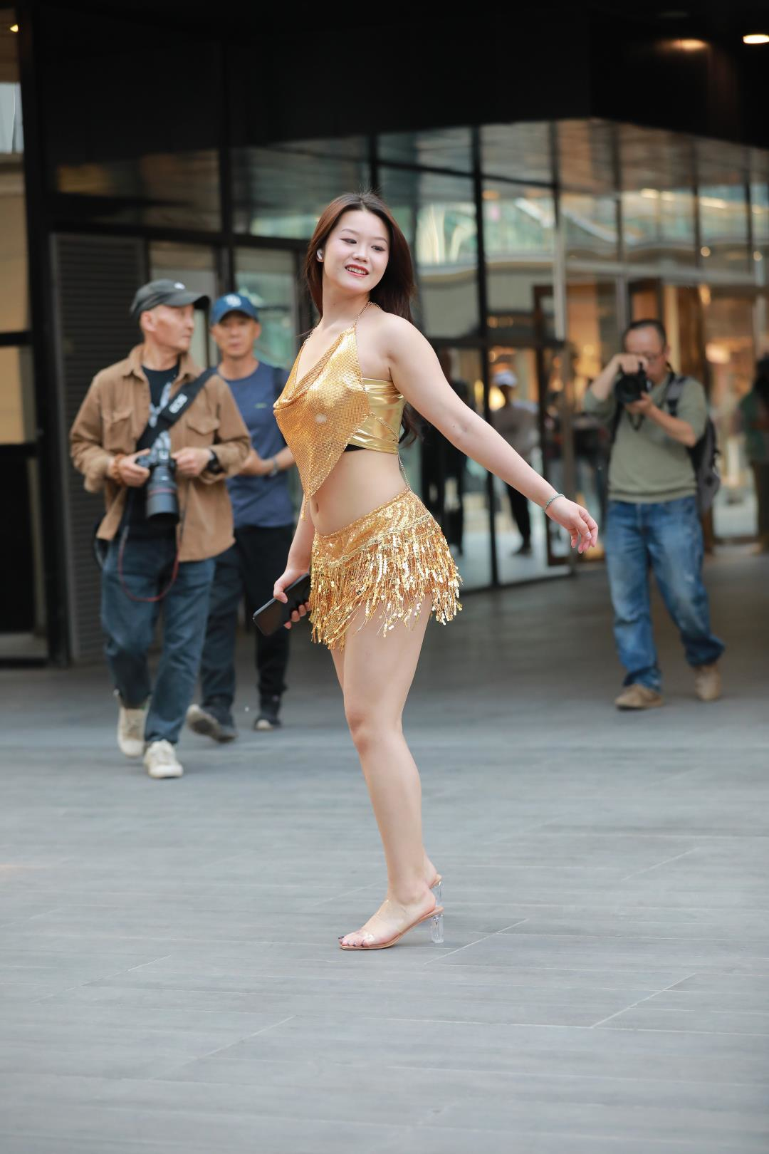 图片[2]-金色套装短裙露脐装丰腴白皙美女-街拍图满多