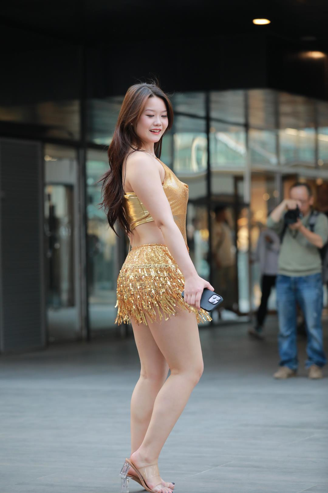 图片[4]-金色套装短裙露脐装丰腴白皙美女-街拍图满多