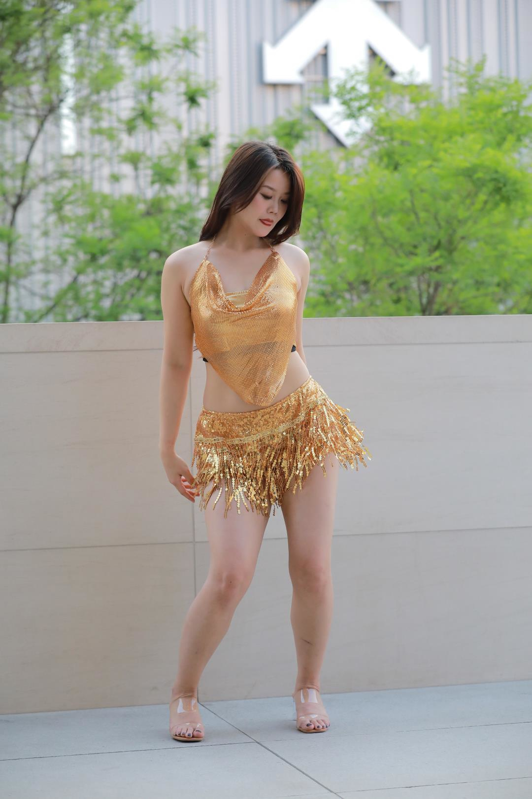 图片[6]-金色套装短裙露脐装丰腴白皙美女-街拍图满多