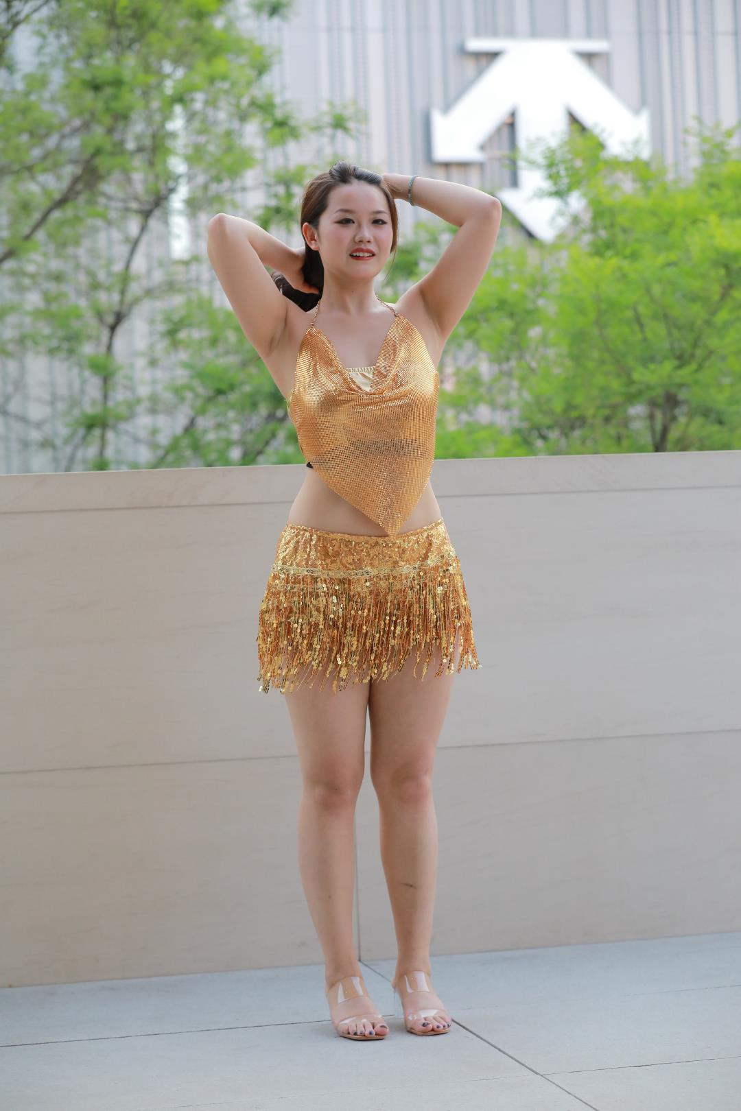 图片[7]-金色套装短裙露脐装丰腴白皙美女-街拍图满多