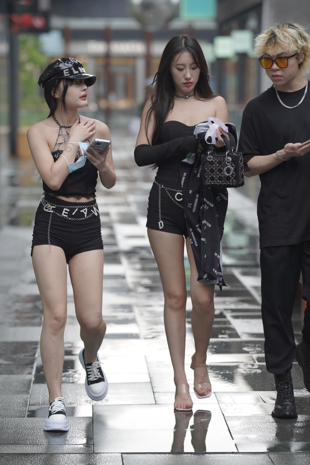 图片[2]-露肩大长腿高挑黑色短裤姐妹花-街拍图满多
