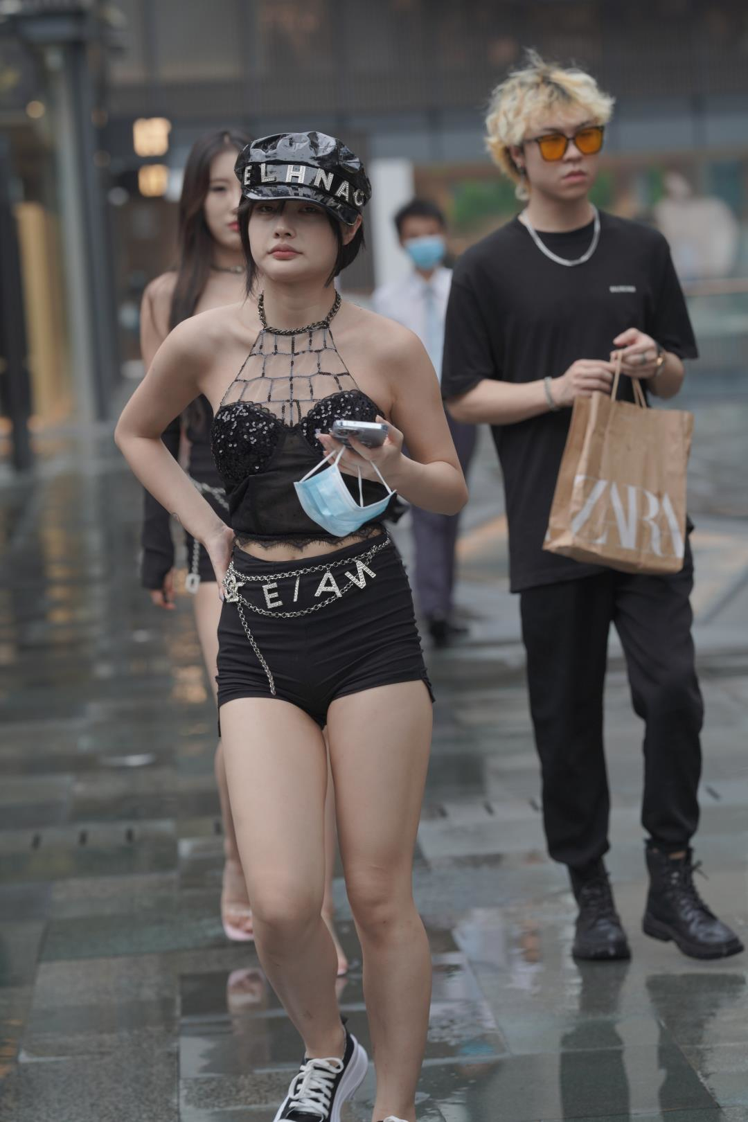 图片[7]-露肩大长腿高挑黑色短裤姐妹花-街拍图满多