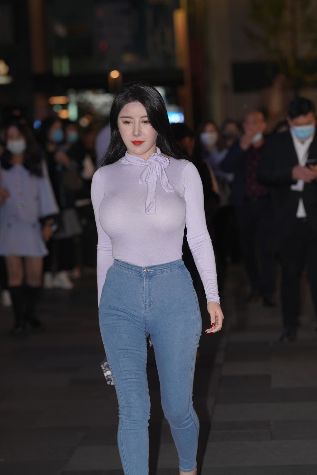 图片[3]-挺翘紧身牛仔裤魅力好身材大美女-街拍图满多