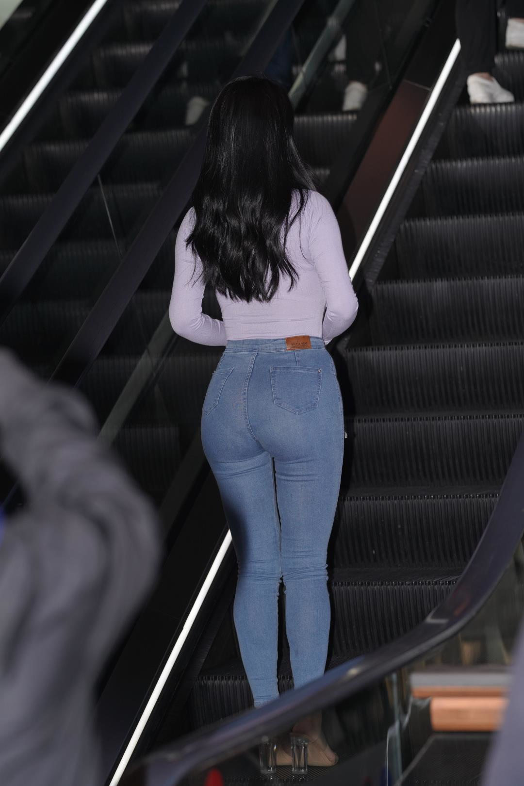 图片[6]-挺翘紧身牛仔裤魅力好身材大美女-街拍图满多