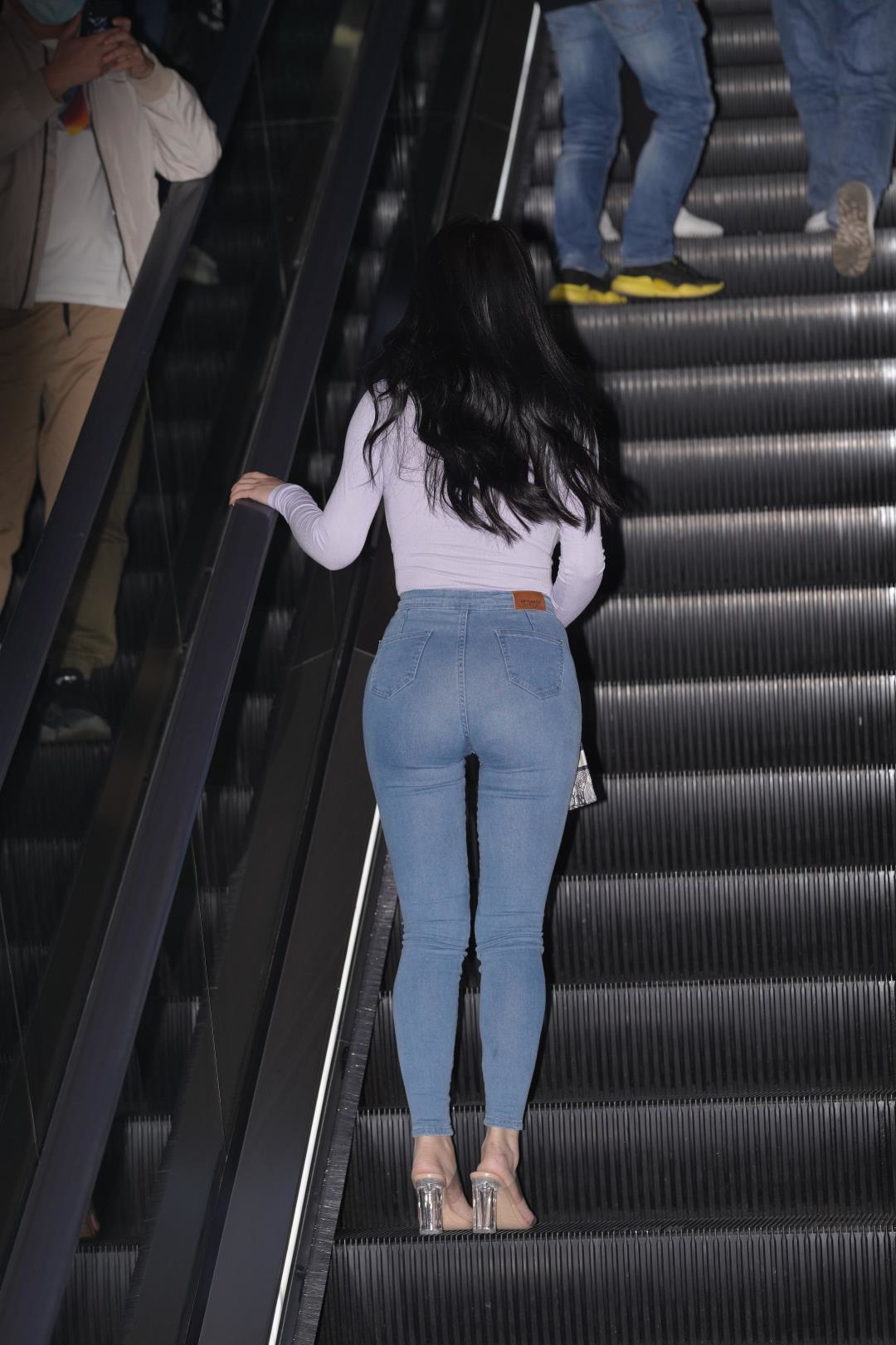 图片[7]-挺翘紧身牛仔裤魅力好身材大美女-街拍图满多
