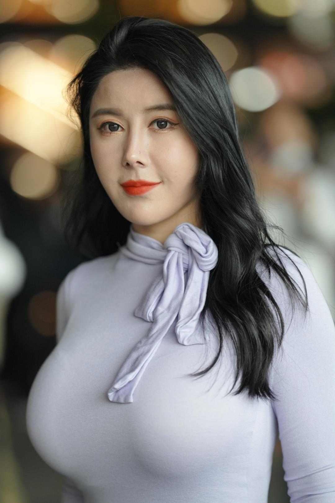 挺翘紧身牛仔裤魅力好身材大美女-街拍图满多