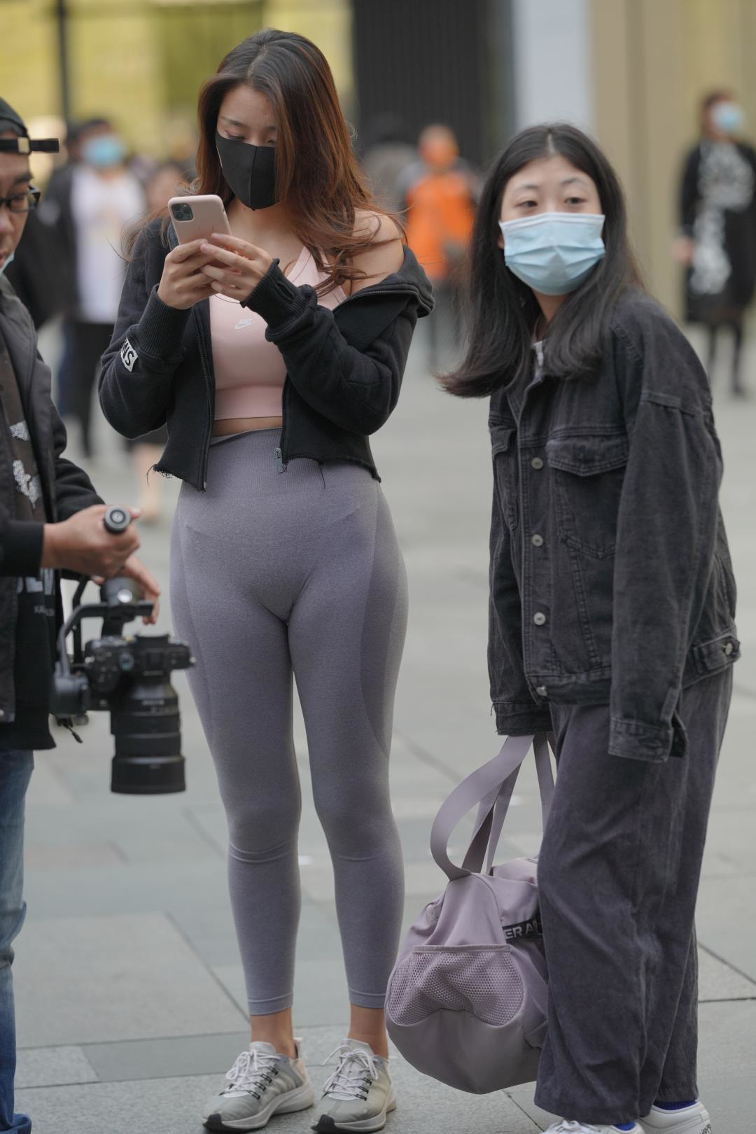 瑜伽裤丰腴饱满美女 简约灰色运动装-街拍图满多