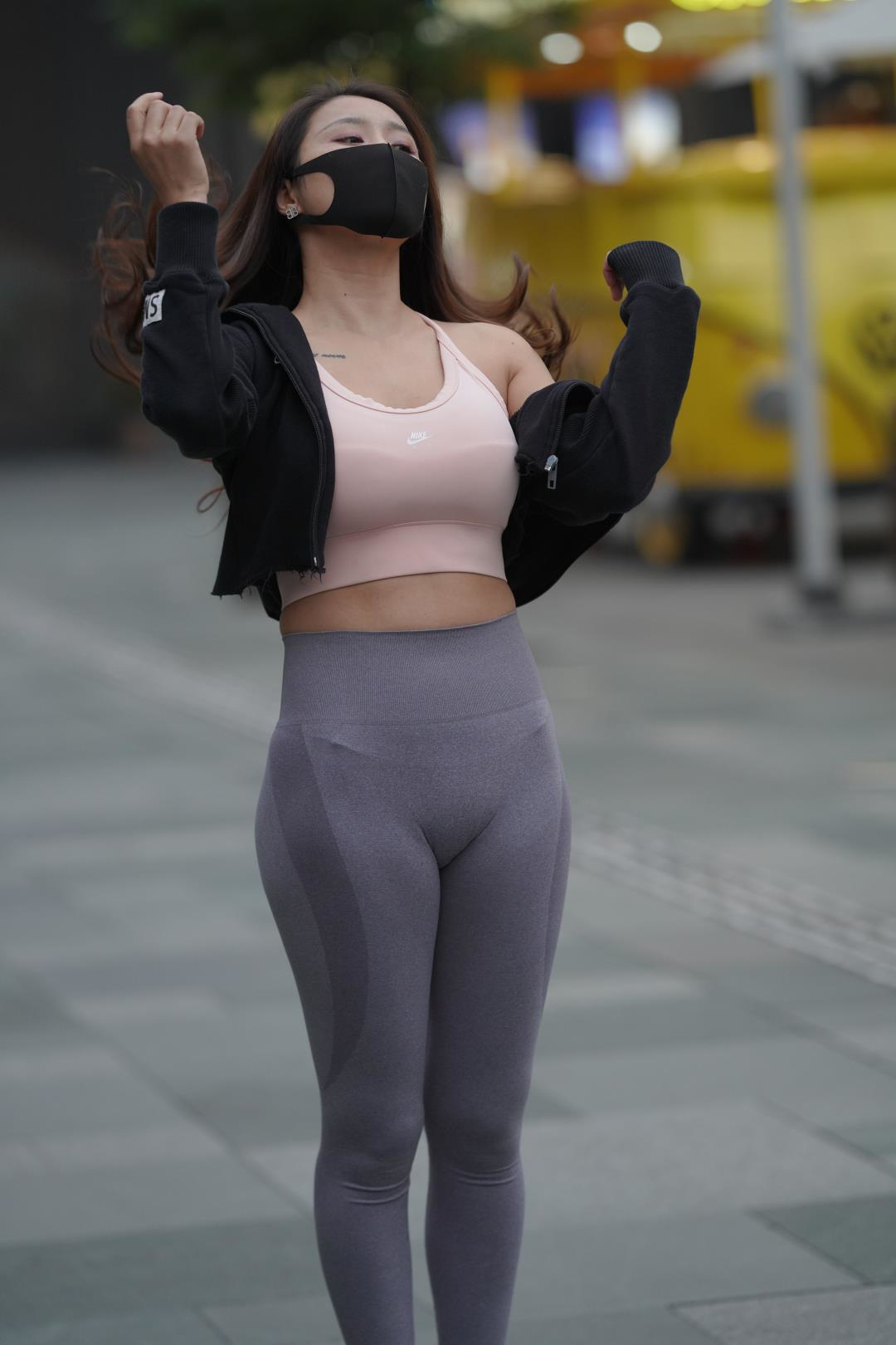 图片[9]-瑜伽裤丰腴饱满美女 简约灰色运动装-街拍图满多