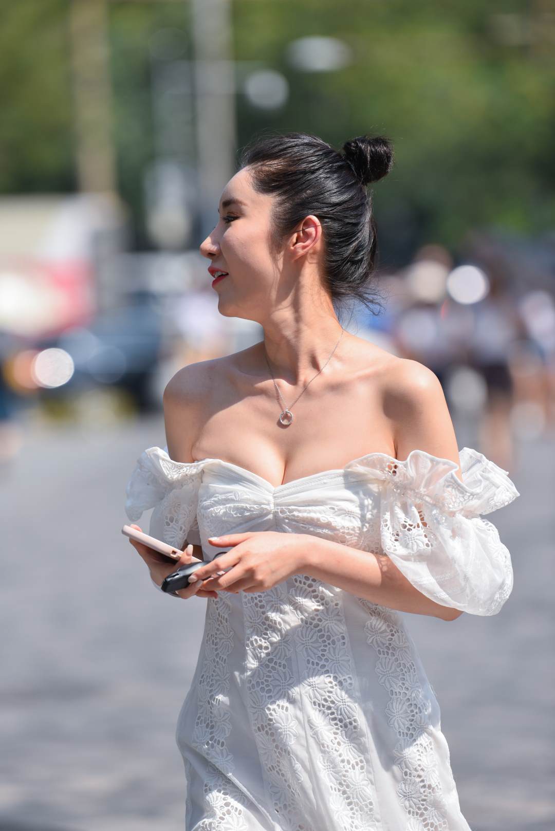 图片[2]-饱满大气一字肩白裙美女-街拍图满多