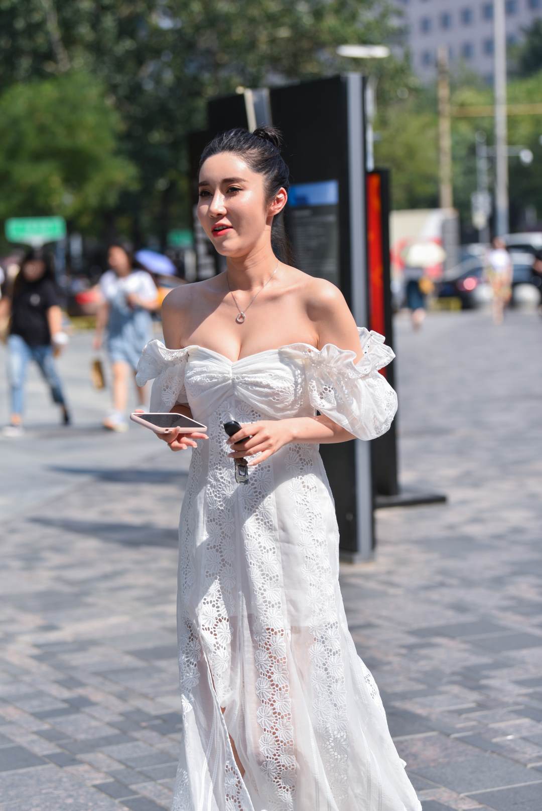 图片[4]-饱满大气一字肩白裙美女-街拍图满多