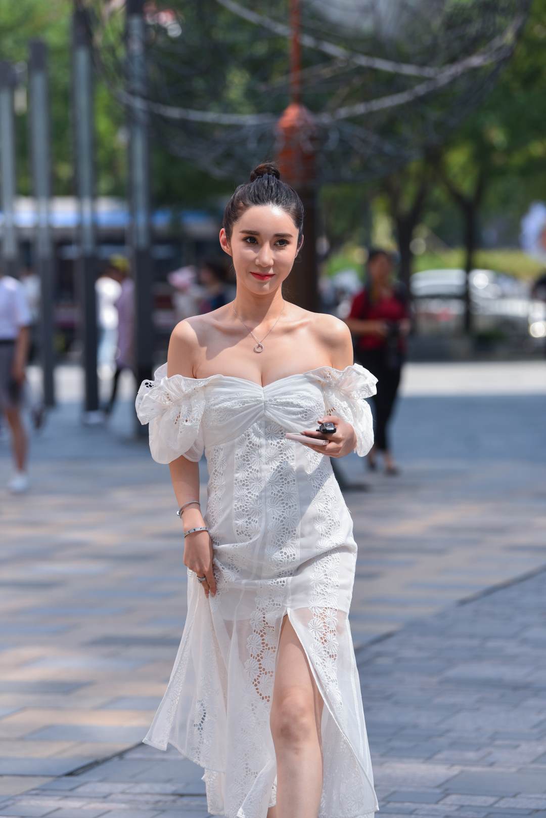 图片[5]-饱满大气一字肩白裙美女-街拍图满多