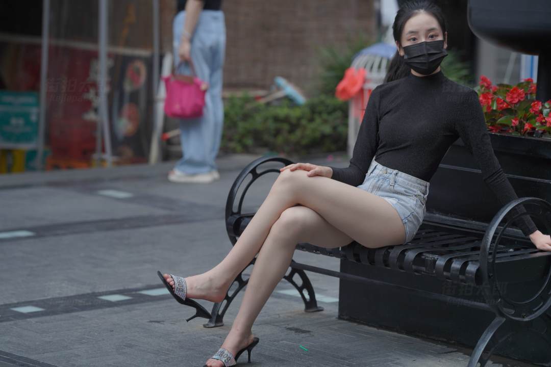 图片[5]-牛仔热裤女孩(套图+视频)-街拍图满多