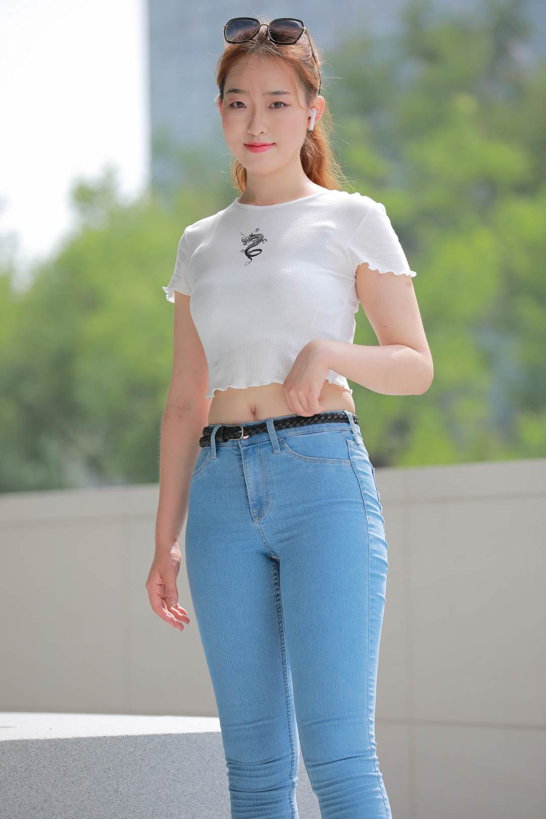 长腿牛仔裤小姐姐水灵灵牛仔裤美女-街拍图满多