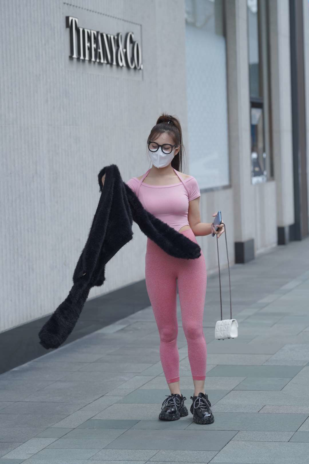 图片[2]-粉色瑜伽裤眼镜妹子-街拍图满多