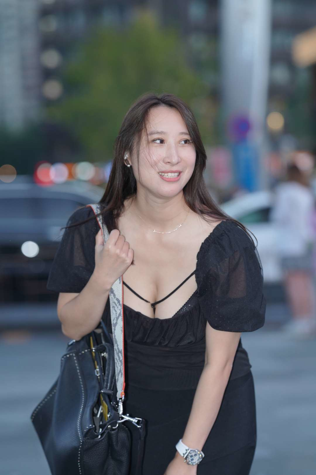 黑色连衣裙黑丝美女-街拍图满多