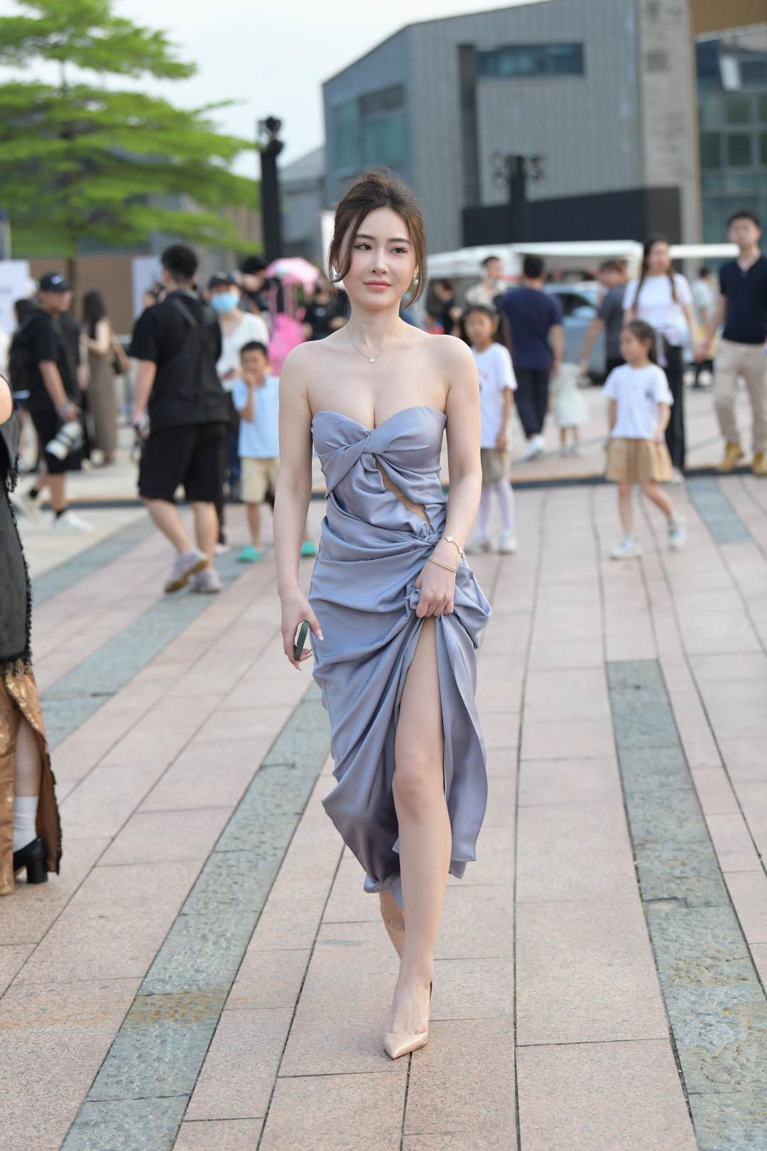 图片[5]-露肩气质长裙女孩儿-街拍图满多