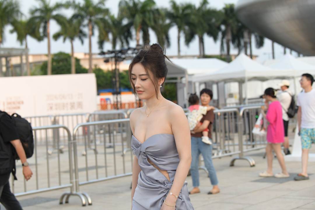图片[4]-露肩气质长裙女孩儿-街拍图满多