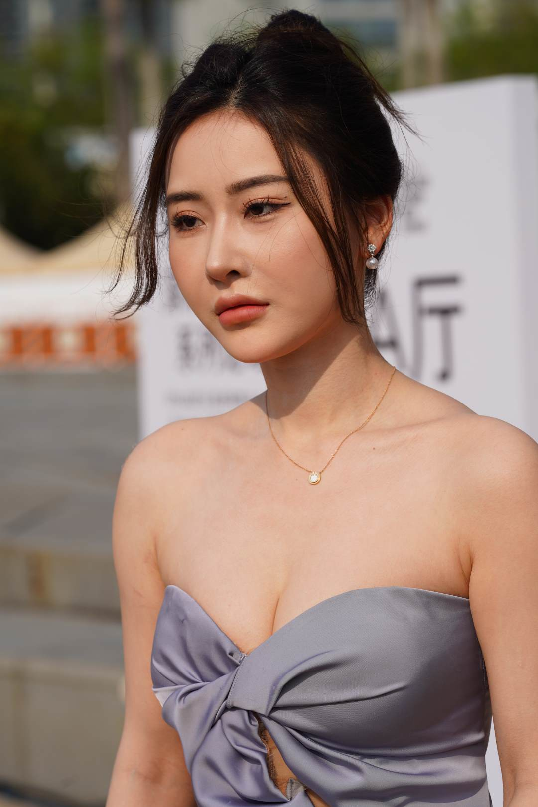图片[5]-露肩装魅力气质女神-街拍图满多