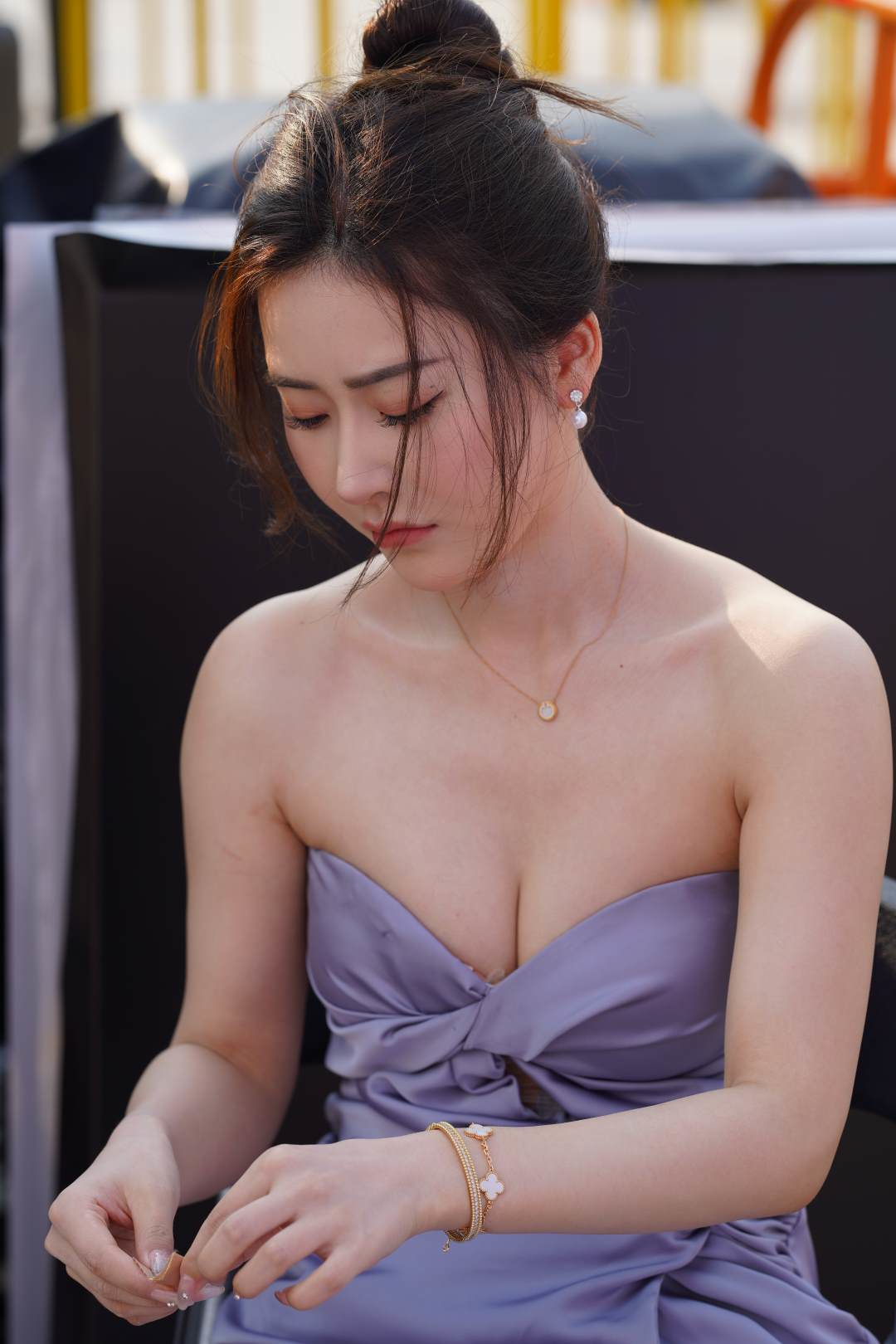 图片[8]-露肩装魅力气质女神-街拍图满多