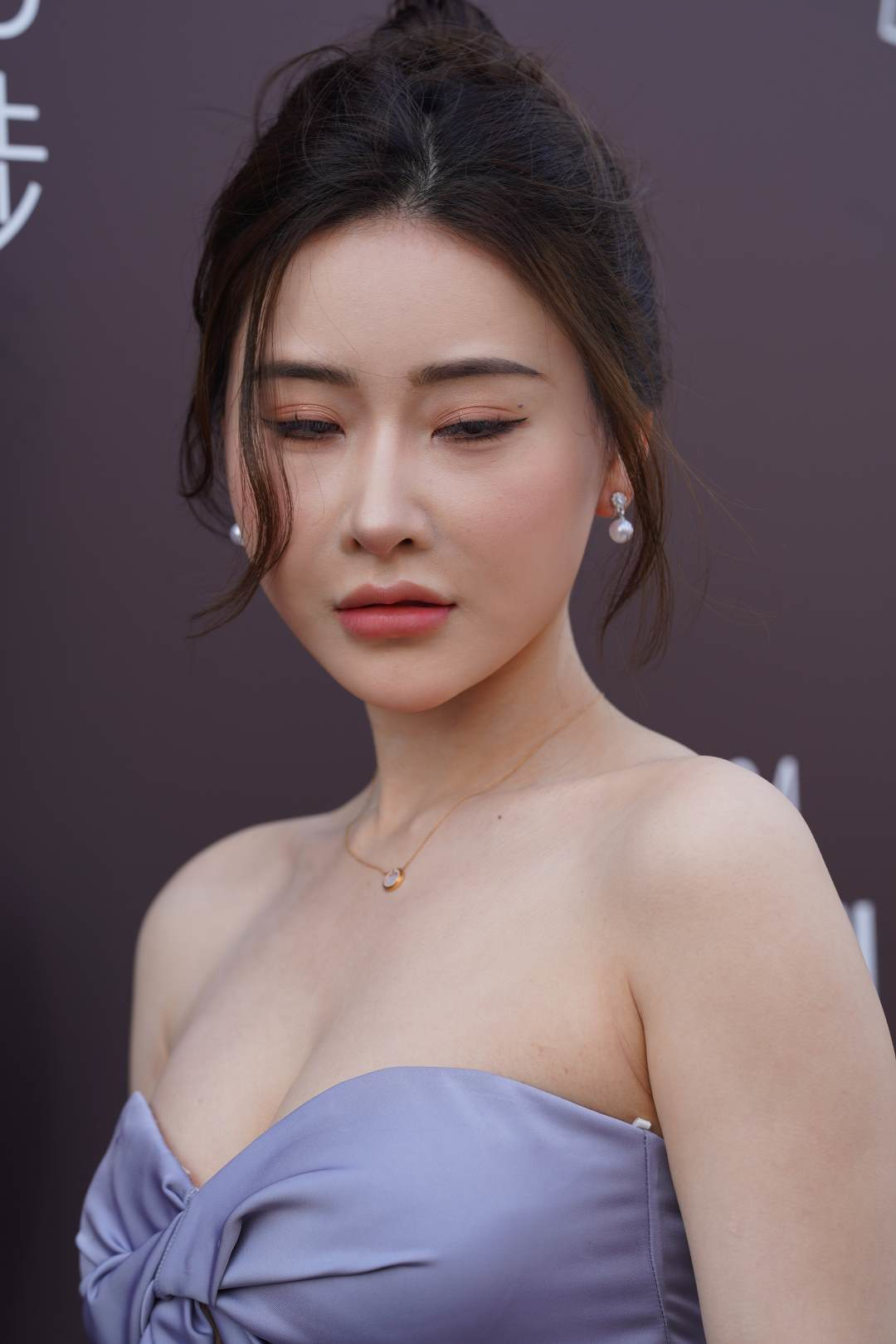图片[2]-露肩装魅力气质女神-街拍图满多