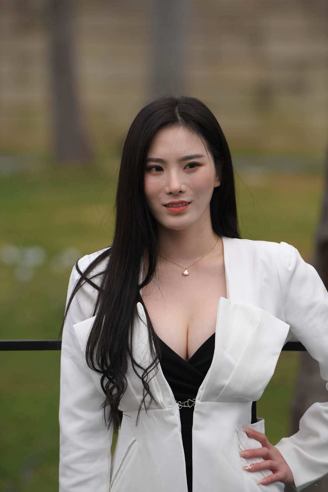 图片[8]-时尚魅力性感黑裙女郎-街拍图满多