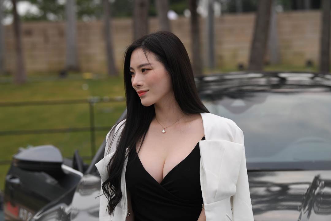 时尚魅力性感黑裙女郎-街拍图满多