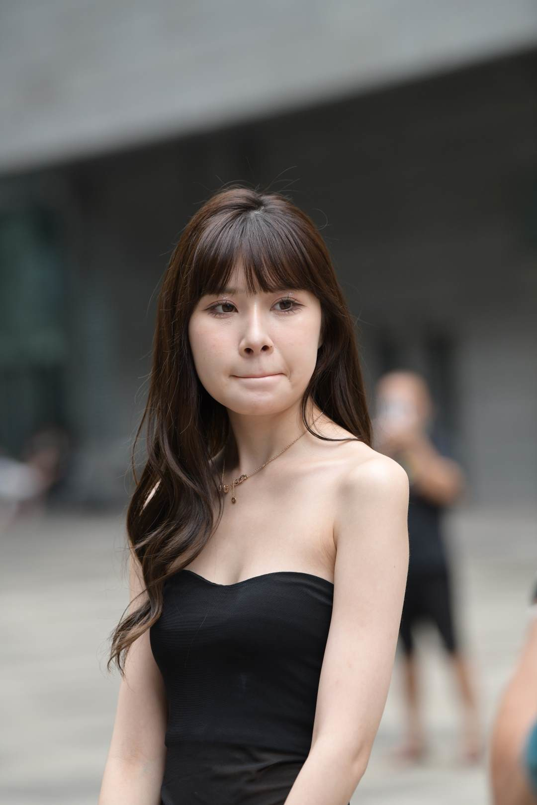 高挑大长腿黑色短裙清纯妹妹-街拍图满多