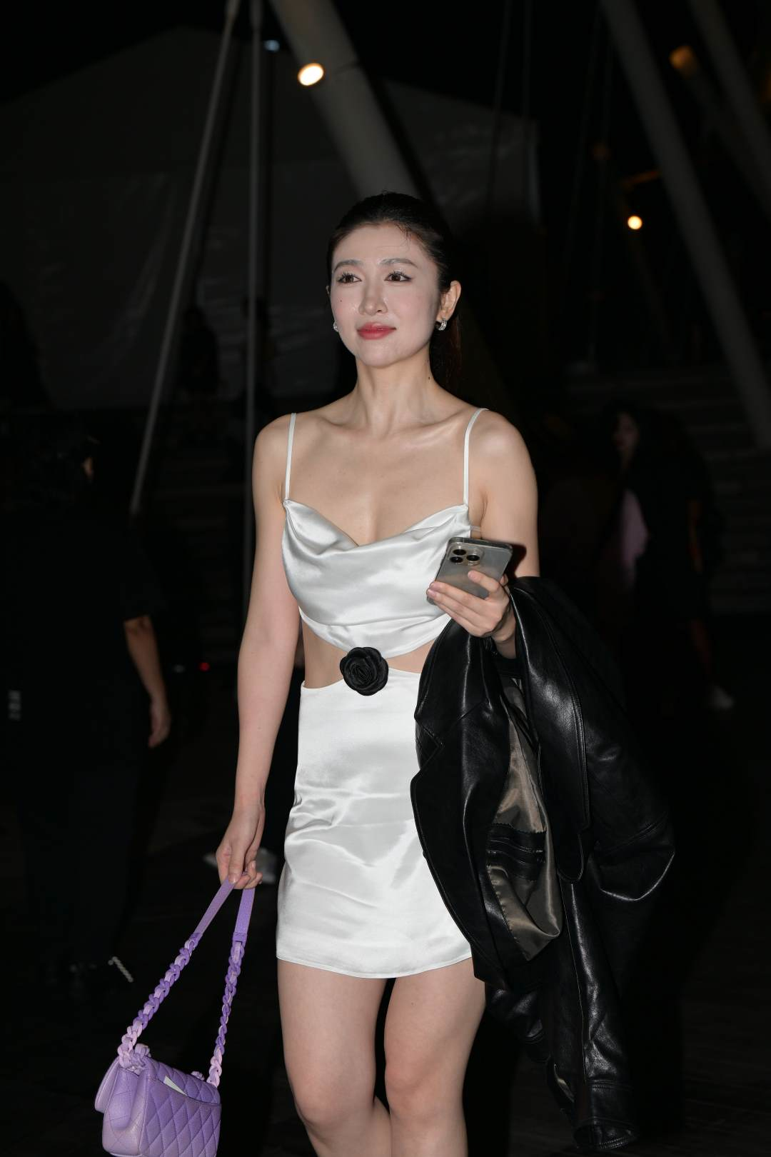 图片[4]-短裙大露背女神-街拍图满多
