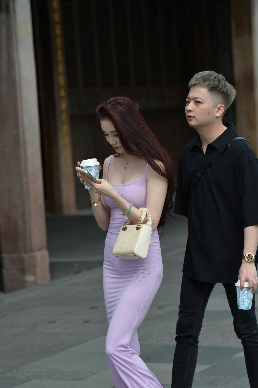 图片[4]-吊带露肩粉色修身长裙女郎-街拍图满多