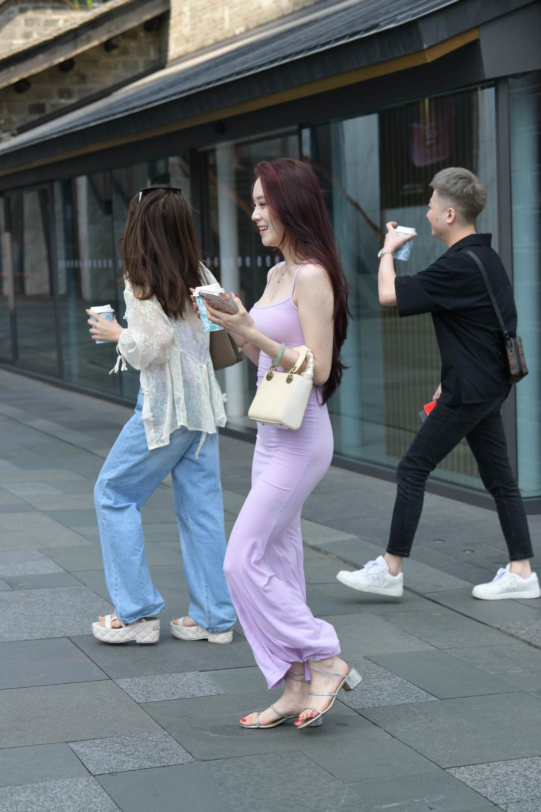 图片[5]-吊带露肩粉色修身长裙女郎-街拍图满多