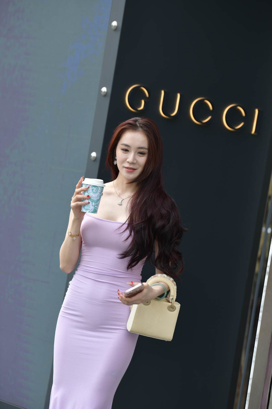 图片[7]-吊带露肩粉色修身长裙女郎-街拍图满多