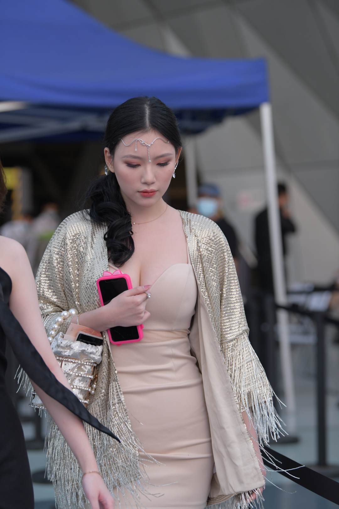 图片[2]-包臀短裙魅力礼服裙-街拍图满多