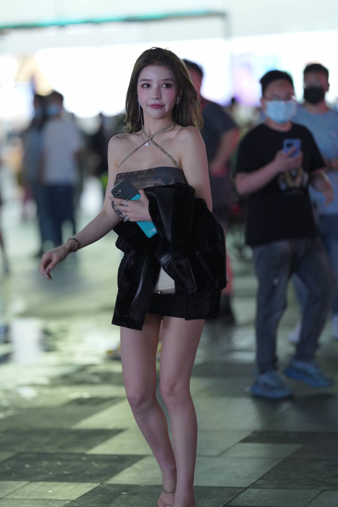 图片[3]-高挑大长腿甜美修身裙女孩-街拍图满多