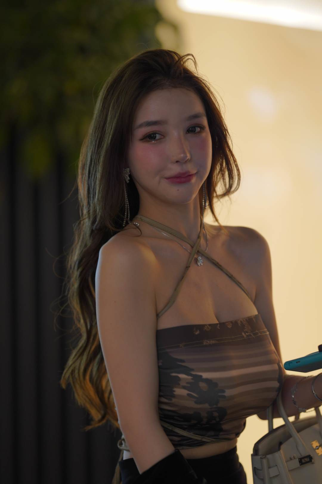 图片[7]-高挑大长腿甜美修身裙女孩-街拍图满多
